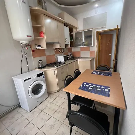 біля жд вокзалу 5 спальних місць