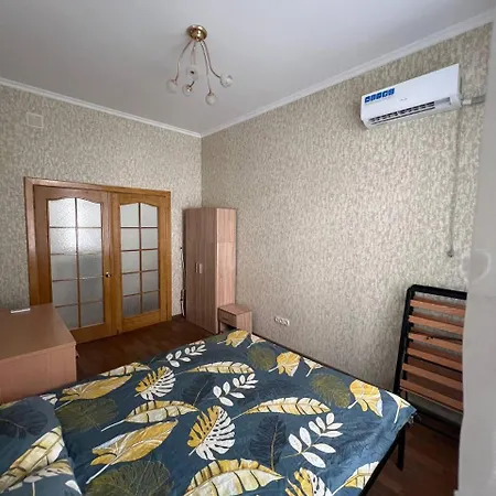 біля жд вокзалу 5 спальних місць *